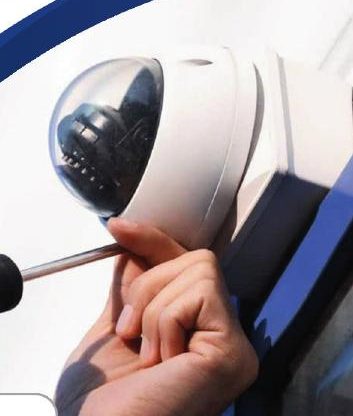 Kỹ thuật viên lắp đặt camera